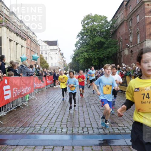 13.09.2026 - Kiel Lauf Yannick Fuchs http://msf.ph/oto/10281928 13.09.2026 08:55:48 Ziel 277, 645, 1150, 1160, 1249, 1310, 1712, 2453, 2998, 3253, 4545, 4682, 4755, 5289, 5297, 5876, 6290, 7748, 8960, 9033, 9302, 10188, 10227, 10271, 10818, 10934, 11439, 12198, 114, 329, 589, 1106, 1109, 1297, 1489, 1952, 2023, 2026, 2272, 2344, 2453, 2642, 2932, 3218, 3356, 3693, 4122, 4359, 4760, 4761, 4966, 5225, 5860, 5932, 6268, 7072, 7207, 7222, 7601, 7852, 7907, 7929, 8027, 8546, 9216, 9344, 10222, 10271, 10604, 10716, 11400, 11469, 11657, 12219, 12712, 74, 76 meine-sportfotos.de