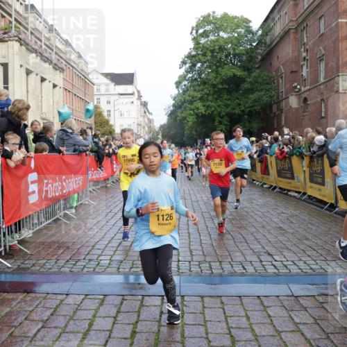 13.09.2026 - Kiel Lauf Yannick Fuchs http://msf.ph/oto/10281948 13.09.2026 08:55:49 Ziel 277, 645, 1150, 1160, 1249, 1310, 1712, 2998, 3253, 3358, 4545, 4682, 4755, 5289, 5297, 5547, 5876, 6290, 7748, 8960, 9033, 9302, 10188, 10227, 10818, 10934, 11439, 12198, 114, 329, 589, 1106, 1109, 1297, 1489, 1952, 2023, 2026, 2272, 2344, 2453, 2642, 2932, 3218, 3356, 3693, 4122, 4359, 4760, 4761, 4966, 5225, 5860, 5932, 6268, 7072, 7207, 7222, 7601, 7852, 7907, 7929, 8027, 9216, 9344, 10222, 10271, 10604, 10716, 11400, 11469, 11657, 12219, 12712, 74, 76, 114 meine-sportfotos.de