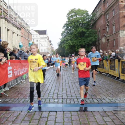 13.09.2026 - Kiel Lauf Yannick Fuchs http://msf.ph/oto/10281957 13.09.2026 08:55:50 Ziel 277, 645, 1150, 1160, 1249, 1310, 1712, 2998, 3253, 3358, 4545, 4682, 4755, 5289, 5297, 5547, 5876, 6290, 7748, 8619, 8960, 9033, 9302, 9792, 10188, 10227, 10818, 10934, 11439, 12198, 114, 329, 589, 1106, 1109, 1297, 1489, 1952, 2023, 2026, 2272, 2344, 2453, 2642, 2932, 3356, 3693, 4122, 4359, 4760, 4761, 4966, 5225, 5860, 5932, 6268, 7072, 7207, 7222, 7601, 7852, 7907, 7929, 8027, 9216, 9344, 10222, 10227, 10271, 10604, 11400, 11469, 11657, 12219, 12712, 74, 76, 669, 114 meine-sportfotos.de