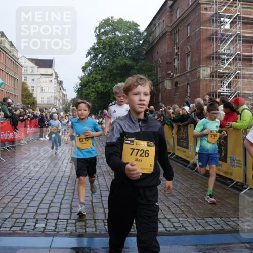13.09.2026 - Kiel Lauf Yannick Fuchs http://msf.ph/oto/10282074 13.09.2026 08:56:02 Ziel 74, 76, 234, 547, 808, 1126, 1444, 1581, 2143, 2197, 2711, 3358, 3409, 3454, 4755, 5012, 5259, 5289, 5547, 5781, 7155, 7816, 8527, 8619, 8960, 9792, 9930, 9935, 11376, 11995, 12138, 12557, 277, 329, 645, 1150, 1160, 1249, 1310, 1712, 1952, 2344, 2453, 2642, 2998, 3253, 4122, 4545, 4682, 5297, 5876, 5932, 6290, 7207, 7601, 7748, 7852, 7929, 9033, 9302, 9344, 10227, 10271, 10818, 11439, 11657, 12712, 669, 3750, 4023, 5545, 5823, 329, 7207, 7601, 7907, 12219 meine-sportfotos.de