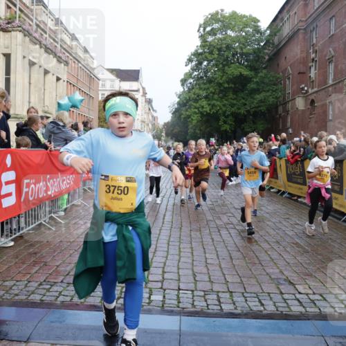 13.09.2026 - Kiel Lauf Yannick Fuchs http://msf.ph/oto/10282130 13.09.2026 08:56:05 Ziel 74, 76, 234, 547, 669, 808, 1126, 1444, 1581, 2143, 2197, 2711, 3179, 3350, 3409, 3454, 5012, 5259, 5759, 5781, 6212, 6232, 6738, 7155, 7489, 7816, 8527, 8619, 9792, 9930, 9935, 11376, 11995, 12138, 12557, 277, 645, 1150, 1160, 1249, 1310, 1712, 1952, 2344, 2453, 2642, 2998, 3253, 3358, 4122, 4545, 4682, 4755, 5289, 5297, 5547, 5876, 5932, 6290, 7748, 7929, 9033, 9302, 10227, 10271, 10818, 11439, 11657, 12712, 3750, 4023, 5545, 5823, 329, 7207, 7601, 7907, 12219 meine-sportfotos.de