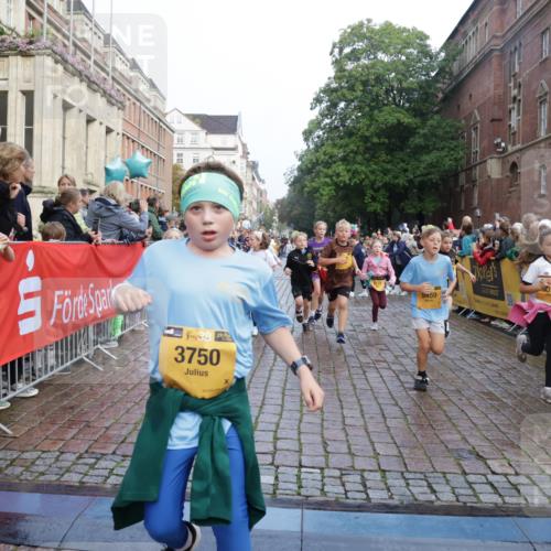 13.09.2026 - Kiel Lauf Yannick Fuchs http://msf.ph/oto/10282133 13.09.2026 08:56:05 Ziel 74, 76, 234, 547, 669, 808, 1126, 1444, 1581, 2143, 2197, 2711, 3179, 3350, 3409, 3454, 5012, 5259, 5759, 5781, 6212, 6232, 6738, 7155, 7489, 7816, 8527, 8619, 9792, 9930, 9935, 11376, 11995, 12138, 12557, 277, 645, 1150, 1160, 1249, 1310, 1712, 1952, 2344, 2453, 2642, 2998, 3253, 3358, 4122, 4545, 4682, 4755, 5289, 5297, 5547, 5876, 5932, 6290, 7748, 7929, 9033, 9302, 10227, 10271, 10818, 11439, 11657, 12712, 3750, 4023, 5545, 5823, 329, 7207, 7601, 7907, 12219 meine-sportfotos.de