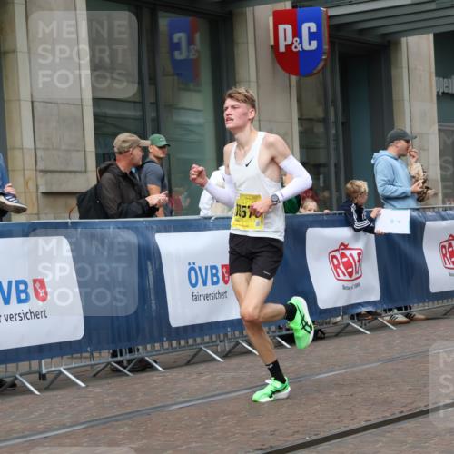 13.09.2026 - 21. swb-Marathon Bremen Strokosch-Dieckow http://msf.ph/oto/10282149 13.09.2026 10:29:43 Ziel 13561, 11234, 13510, 13517, 13542, 13557, 13579, 13623 meine-sportfotos.de