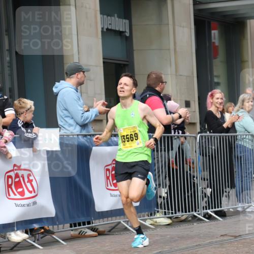 13.09.2026 - 21. swb-Marathon Bremen Strokosch-Dieckow http://msf.ph/oto/10282257 13.09.2026 10:30:18 Ziel 12458, 13603, 13522, 13561, 13569, 13576 meine-sportfotos.de
