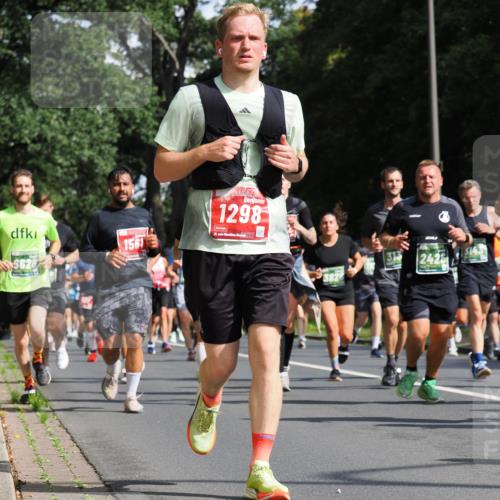 13.09.2026 - 21. swb-Marathon Bremen TobiasT http://msf.ph/oto/10282293 13.09.2026 12:00:51 Laufen 1561, 1298, 21, 026, 3826, 2428 meine-sportfotos.de