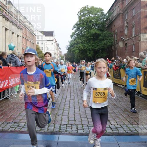 13.09.2026 - Kiel Lauf Yannick Fuchs http://msf.ph/oto/10282431 13.09.2026 08:56:22 Ziel 407, 470, 758, 759, 1009, 1346, 2173, 2497, 2640, 2685, 2719, 3750, 4023, 4165, 4537, 4602, 5459, 5545, 5687, 5823, 6003, 6275, 6371, 6591, 7390, 7702, 7726, 7769, 7866, 8056, 8259, 8544, 8784, 8917, 9957, 10610, 10803, 11310, 11409, 74, 76, 234, 547, 645, 669, 808, 1126, 1249, 1444, 1581, 2143, 2197, 2711, 3179, 3350, 3358, 3409, 3454, 4545, 4682, 4755, 5012, 5259, 5289, 5297, 5547, 5759, 5781, 5876, 6212, 6232, 6290, 7390, 9374 meine-sportfotos.de