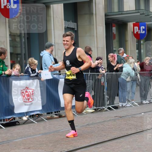 13.09.2026 - 21. swb-Marathon Bremen Strokosch-Dieckow http://msf.ph/oto/10282473 13.09.2026 10:30:54 Ziel 13571, 13572, 13602, 12458, 13537, 13554, 13603, 13630 meine-sportfotos.de