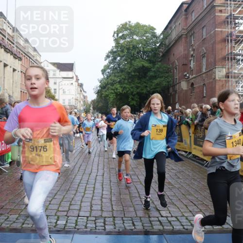 13.09.2026 - Kiel Lauf Yannick Fuchs http://msf.ph/oto/10282483 13.09.2026 08:56:25 Ziel 407, 470, 582, 758, 759, 1009, 1950, 2173, 2497, 2640, 2719, 3078, 3750, 4023, 4165, 4537, 4602, 5459, 5545, 5823, 6275, 6371, 6591, 7702, 7726, 7769, 7865, 7866, 8056, 8259, 8544, 8719, 8784, 8917, 9021, 9957, 10610, 11310, 11409, 11795, 74, 76, 234, 547, 669, 808, 1126, 1249, 1346, 1444, 1581, 2143, 2197, 2685, 2711, 3179, 3350, 3358, 3409, 3454, 4755, 5012, 5259, 5289, 5297, 5547, 5687, 5759, 5781, 6003, 6212, 6232, 7390, 9374 meine-sportfotos.de