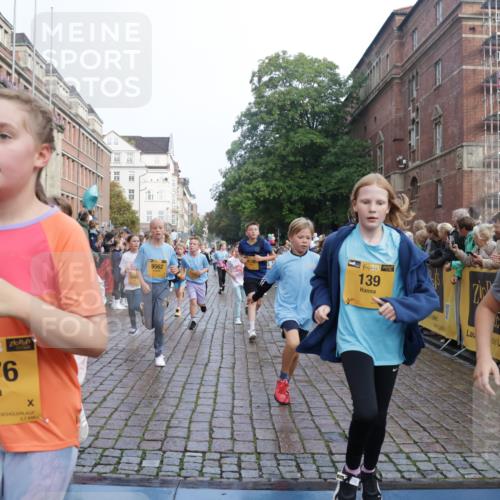 13.09.2026 - Kiel Lauf Yannick Fuchs http://msf.ph/oto/10282491 13.09.2026 08:56:25 Ziel 407, 470, 582, 758, 759, 1009, 1950, 2173, 2497, 2640, 2719, 3078, 3750, 4023, 4165, 4537, 4602, 5459, 5545, 5823, 6275, 6371, 6591, 7702, 7726, 7769, 7865, 7866, 8056, 8259, 8544, 8719, 8784, 8917, 9021, 9957, 10610, 11310, 11409, 11795, 74, 76, 234, 547, 669, 808, 1126, 1249, 1346, 1444, 1581, 2143, 2197, 2685, 2711, 3179, 3350, 3358, 3409, 3454, 4755, 5012, 5259, 5289, 5297, 5547, 5687, 5759, 5781, 6003, 6212, 6232, 7390, 9374 meine-sportfotos.de