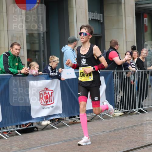 13.09.2026 - 21. swb-Marathon Bremen Strokosch-Dieckow http://msf.ph/oto/10282512 13.09.2026 10:30:59 Ziel 13571, 13572, 13602, 12458, 13537, 13554, 13572, 13630 meine-sportfotos.de