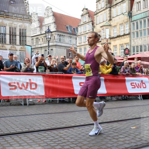 13.09.2026 - 21. swb-Marathon Bremen Strokosch-Dieckow http://msf.ph/oto/10282522 13.09.2026 10:26:48 Ziel 13525, 13502 meine-sportfotos.de