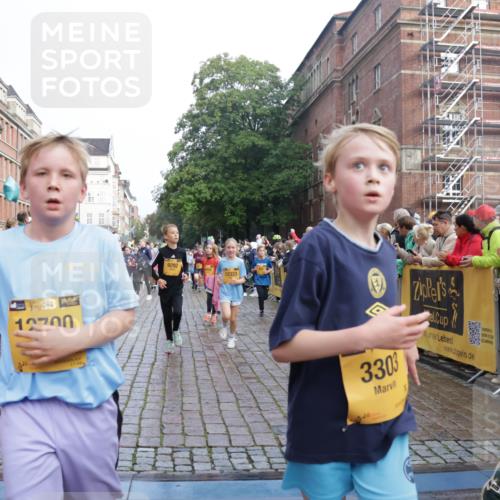 13.09.2026 - Kiel Lauf Yannick Fuchs http://msf.ph/oto/10282565 13.09.2026 08:56:29 Ziel 26, 407, 470, 582, 758, 759, 1009, 1137, 1950, 2173, 2719, 3078, 3750, 3930, 4023, 4127, 4128, 4537, 4602, 4617, 5315, 5459, 5545, 6371, 7702, 7865, 7866, 8719, 8784, 9021, 9626, 9957, 10610, 10612, 10939, 11795, 12032, 74, 76, 234, 547, 669, 808, 1126, 1346, 1444, 1581, 2143, 2197, 2497, 2640, 2685, 2711, 3179, 3350, 3358, 3409, 3454, 4165, 5012, 5259, 5547, 5687, 5759, 5781, 6003, 6212, 6232, 7390, 9374, 653, 5781 meine-sportfotos.de