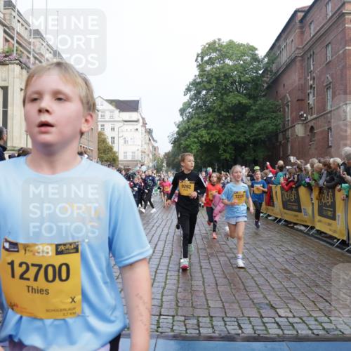 13.09.2026 - Kiel Lauf Yannick Fuchs http://msf.ph/oto/10282578 13.09.2026 08:56:29 Ziel 26, 407, 470, 582, 758, 759, 1009, 1137, 1950, 2173, 2719, 3078, 3750, 3930, 4023, 4127, 4128, 4537, 4602, 4617, 5315, 5459, 5545, 6371, 7702, 7865, 7866, 8719, 8784, 9021, 9626, 9957, 10610, 10612, 10939, 11795, 12032, 74, 76, 234, 547, 669, 808, 1126, 1346, 1444, 1581, 2143, 2197, 2497, 2640, 2685, 2711, 3179, 3350, 3358, 3409, 3454, 4165, 5012, 5259, 5547, 5687, 5759, 5781, 6003, 6212, 6232, 7390, 9374, 653, 5781 meine-sportfotos.de