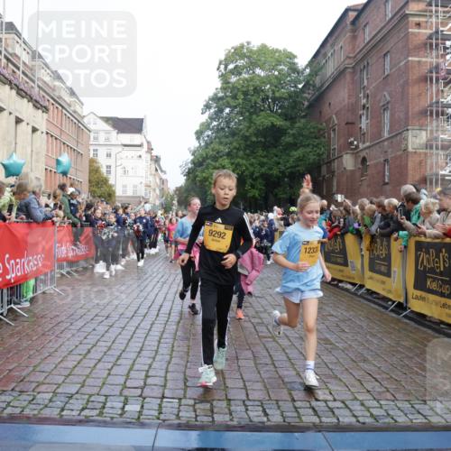 13.09.2026 - Kiel Lauf Yannick Fuchs http://msf.ph/oto/10282595 13.09.2026 08:56:30 Ziel 26, 407, 470, 582, 758, 759, 1009, 1137, 1950, 2173, 2719, 3078, 3750, 3930, 4023, 4127, 4128, 4537, 4602, 4617, 5315, 5459, 5545, 6371, 7865, 7866, 8160, 8719, 8784, 9021, 9626, 9957, 10610, 10612, 10939, 11795, 12032, 74, 76, 234, 547, 669, 808, 1126, 1346, 1444, 1581, 2143, 2197, 2497, 2640, 2685, 2711, 3179, 3350, 3409, 3454, 3750, 4023, 4165, 5012, 5259, 5687, 5759, 5781, 6003, 6212, 6232, 7390, 9374, 653, 5781 meine-sportfotos.de
