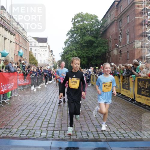 13.09.2026 - Kiel Lauf Yannick Fuchs http://msf.ph/oto/10282599 13.09.2026 08:56:30 Ziel 26, 407, 470, 582, 758, 759, 1009, 1137, 1950, 2173, 2719, 3078, 3750, 3930, 4023, 4127, 4128, 4537, 4602, 4617, 5315, 5459, 5545, 6371, 7865, 7866, 8160, 8719, 8784, 9021, 9626, 9957, 10610, 10612, 10939, 11795, 12032, 74, 76, 234, 547, 669, 808, 1126, 1346, 1444, 1581, 2143, 2197, 2497, 2640, 2685, 2711, 3179, 3350, 3409, 3454, 3750, 4023, 4165, 5012, 5259, 5687, 5759, 5781, 6003, 6212, 6232, 7390, 9374, 653, 5781 meine-sportfotos.de