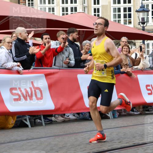 13.09.2026 - 21. swb-Marathon Bremen Strokosch-Dieckow http://msf.ph/oto/10282606 13.09.2026 10:27:05 Ziel 13502, 13525 meine-sportfotos.de