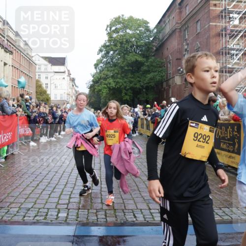 13.09.2026 - Kiel Lauf Yannick Fuchs http://msf.ph/oto/10282617 13.09.2026 08:56:31 Ziel 26, 407, 470, 582, 758, 759, 1009, 1137, 1950, 2173, 2719, 3078, 3930, 4127, 4128, 4537, 4602, 4617, 5315, 5459, 6371, 6449, 7865, 7866, 8160, 8719, 8784, 9021, 9626, 9957, 10610, 10612, 10939, 11795, 12032, 74, 76, 234, 547, 669, 808, 1126, 1346, 1444, 1581, 2143, 2197, 2497, 2640, 2685, 2711, 3179, 3350, 3409, 3454, 3750, 4023, 4165, 5012, 5259, 5687, 5759, 5781, 6003, 6212, 6232, 7390, 9374, 653, 1222, 5781 meine-sportfotos.de