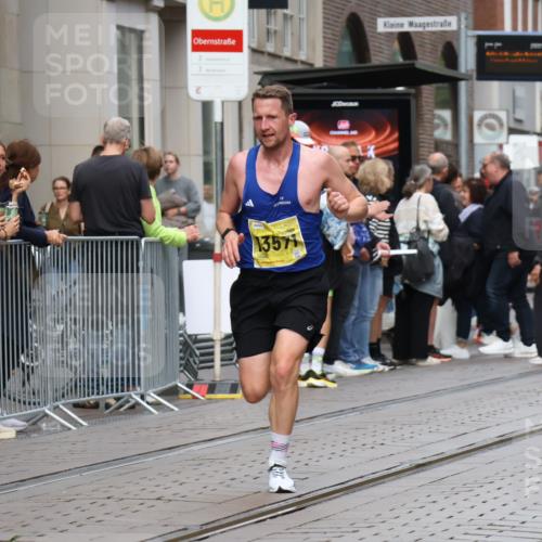 13.09.2026 - 21. swb-Marathon Bremen Strokosch-Dieckow http://msf.ph/oto/10282622 13.09.2026 10:31:15 Ziel 13504, 13571, 13643, 13571, 13572, 13602, 13630 meine-sportfotos.de