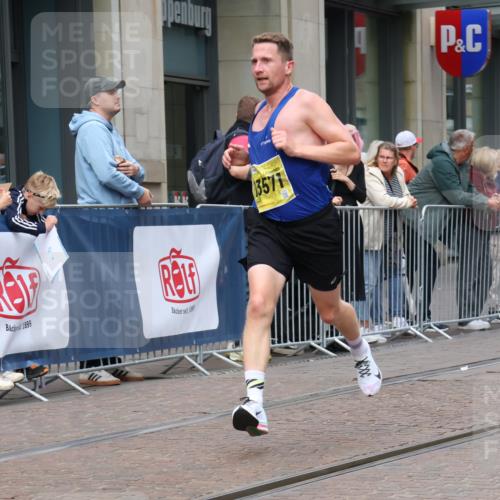13.09.2026 - 21. swb-Marathon Bremen Strokosch-Dieckow http://msf.ph/oto/10282644 13.09.2026 10:31:17 Ziel 13504, 13643, 13571, 13572, 13602, 13630 meine-sportfotos.de