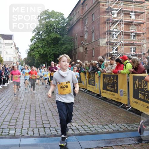 13.09.2026 - Kiel Lauf Yannick Fuchs http://msf.ph/oto/10282646 13.09.2026 08:56:32 Ziel 26, 407, 470, 582, 758, 759, 1009, 1137, 1950, 2173, 2719, 3078, 3930, 4127, 4128, 4537, 4602, 4617, 5315, 5459, 6371, 6449, 7865, 7866, 8160, 8719, 8784, 9021, 9626, 9957, 10091, 10610, 10612, 10939, 11795, 12032, 74, 76, 234, 407, 547, 669, 759, 808, 1126, 1346, 1444, 1581, 2143, 2197, 2497, 2640, 2685, 2711, 3179, 3350, 3409, 3454, 3750, 4023, 4165, 5012, 5259, 5687, 5759, 6003, 6212, 6232, 7390, 9374, 482, 653, 1222, 2479, 2543, 5781 meine-sportfotos.de