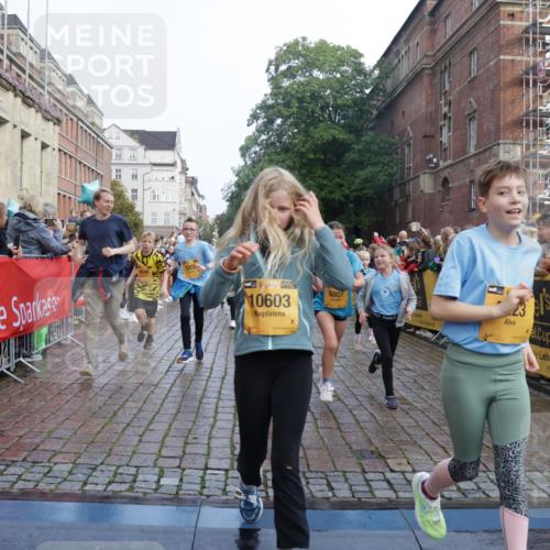 13.09.2026 - Kiel Lauf Yannick Fuchs http://msf.ph/oto/10282758 13.09.2026 08:56:37 Ziel 26, 139, 582, 758, 899, 1137, 1285, 1340, 1544, 1950, 3078, 3520, 3930, 4127, 4128, 4188, 4228, 4617, 5097, 5180, 5315, 6449, 7865, 7866, 8160, 8719, 8785, 9021, 9176, 9626, 10091, 10612, 10939, 11795, 12032, 12220, 74, 76, 234, 407, 470, 669, 758, 759, 808, 1009, 1126, 1346, 1444, 1581, 2143, 2173, 2197, 2497, 2640, 2685, 2719, 3179, 3350, 3454, 3750, 4023, 4165, 5012, 5259, 5687, 5759, 6003, 6212, 6232, 7390, 9374, 81, 482, 653, 1222, 2479, 2543, 3034, 74, 5781 meine-sportfotos.de