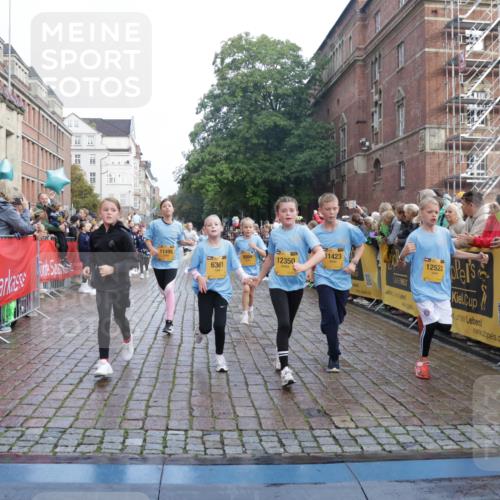 13.09.2026 - Kiel Lauf Yannick Fuchs http://msf.ph/oto/10282801 13.09.2026 08:56:40 Ziel 26, 139, 899, 1137, 1285, 1340, 1544, 1950, 2478, 3303, 3520, 3740, 3930, 4127, 4128, 4136, 4188, 4228, 4617, 5097, 5180, 5315, 5597, 6449, 8160, 8270, 8785, 9021, 9176, 9562, 9626, 10091, 10213, 10612, 10939, 11627, 11978, 12032, 12220, 12700, 407, 470, 582, 669, 758, 759, 1009, 1126, 1346, 1444, 1950, 2143, 2173, 2197, 2497, 2640, 2685, 2719, 3078, 3179, 3350, 3750, 4023, 4165, 5012, 5687, 5759, 6003, 6212, 6232, 7390, 9374, 81, 482, 653, 1222, 2479, 2543, 3034, 74, 6232 meine-sportfotos.de