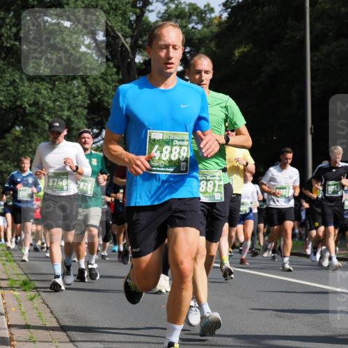 13.09.2026 - 21. swb-Marathon Bremen TobiasT http://msf.ph/oto/10282914 13.09.2026 12:03:16 Laufen 8746, 7928, 4889, 2, 881 meine-sportfotos.de
