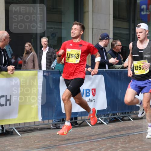 13.09.2026 - 21. swb-Marathon Bremen Strokosch-Dieckow http://msf.ph/oto/10282924 13.09.2026 10:32:08 Ziel 13524, 13564, 13638, 13639, 12457, 13533, 13536, 13543, 13573, 13582, 13618, 13632 meine-sportfotos.de