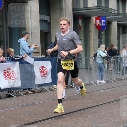 13.09.2026 - 21. swb-Marathon Bremen Strokosch-Dieckow http://msf.ph/oto/10283164 13.09.2026 10:32:49 Ziel 13524, 13550, 13581, 13599, 13622 meine-sportfotos.de