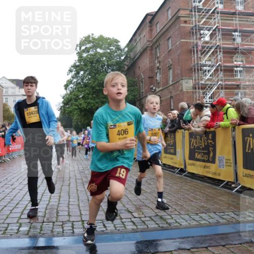 13.09.2026 - Kiel Lauf Yannick Fuchs http://msf.ph/oto/10283204 13.09.2026 08:57:20 Ziel 700, 2128, 2129, 3382, 10321, 10892, 12512, 81, 482, 653, 1222, 2384, 2479, 2543, 3034, 3161, 3305, 3665, 4558, 4680, 4901, 4908, 4925, 5003, 5223, 5333, 5340, 5719, 5809, 6361, 6807, 6903, 7559, 7752, 7927, 8094, 8341, 8424, 9156, 9292, 9307, 9542, 9564, 9826, 9940, 10042, 10603, 11423, 11495, 11558, 11986, 12062, 12215, 12455, 160, 406, 689, 1051, 1546, 1714, 1769, 2439, 4382, 4383, 5006, 5762, 5765, 5984, 6459, 7547, 7715, 9062, 1285, 3520, 4188 meine-sportfotos.de