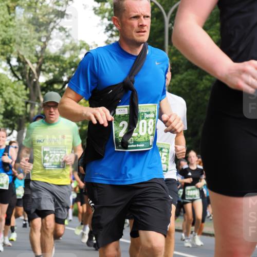 13.09.2026 - 21. swb-Marathon Bremen TobiasT http://msf.ph/oto/10283214 13.09.2026 12:04:13 Laufen 208, 4233, 21, 26 meine-sportfotos.de