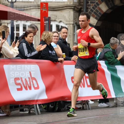 13.09.2026 - 21. swb-Marathon Bremen Strokosch-Dieckow http://msf.ph/oto/10283326 13.09.2026 10:29:19 Ziel 10597, 13604, 13614, 11234, 13517, 13542, 13557 meine-sportfotos.de