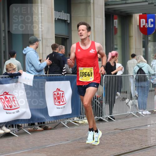 13.09.2026 - 21. swb-Marathon Bremen Strokosch-Dieckow http://msf.ph/oto/10283426 13.09.2026 10:33:46 Ziel 10797, 13605, 10366, 10475, 11059, 11481, 11652, 12459, 13530, 13541 meine-sportfotos.de
