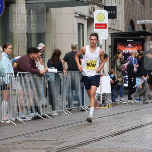 13.09.2026 - 21. swb-Marathon Bremen Strokosch-Dieckow http://msf.ph/oto/10283439 13.09.2026 10:33:48 Ziel 10797, 13605, 13610, 10366, 10475, 10797, 11059, 11481, 12459, 13530, 13541 meine-sportfotos.de