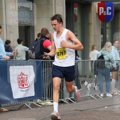 13.09.2026 - 21. swb-Marathon Bremen Strokosch-Dieckow http://msf.ph/oto/10283457 13.09.2026 10:33:50 Ziel 13605, 13610, 13633, 10366, 10475, 10797, 11059, 11481, 12459, 13530, 13541 meine-sportfotos.de