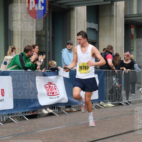 13.09.2026 - 21. swb-Marathon Bremen Strokosch-Dieckow http://msf.ph/oto/10283463 13.09.2026 10:33:51 Ziel 13605, 13610, 13633, 10366, 10475, 10797, 11059, 11481, 12459, 13530, 13541 meine-sportfotos.de