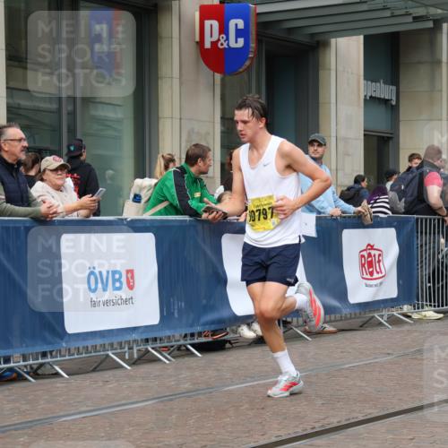13.09.2026 - 21. swb-Marathon Bremen Strokosch-Dieckow http://msf.ph/oto/10283469 13.09.2026 10:33:51 Ziel 13605, 13610, 13633, 10366, 10475, 10797, 11059, 11481, 12459, 13530, 13541 meine-sportfotos.de