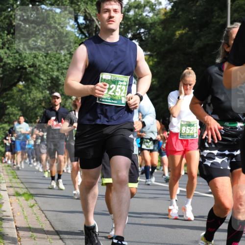 13.09.2026 - 21. swb-Marathon Bremen TobiasT http://msf.ph/oto/10283560 13.09.2026 12:05:25 Laufen 9252, 21, 26, 8526 meine-sportfotos.de