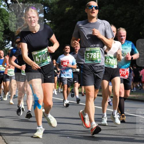 13.09.2026 - 21. swb-Marathon Bremen TobiasT http://msf.ph/oto/10283864 13.09.2026 12:06:47 Laufen 4709, 128, 5786, 4708, 111 meine-sportfotos.de