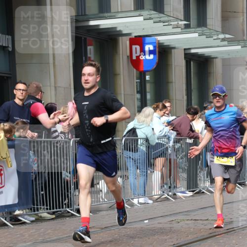 13.09.2026 - 21. swb-Marathon Bremen Strokosch-Dieckow http://msf.ph/oto/10284106 13.09.2026 10:35:22 Ziel 12289, 13558, 13583, 10261, 10262, 10994, 11068, 11176, 11345, 11512, 13505, 13514, 13540, 13560, 13590, 13619 meine-sportfotos.de