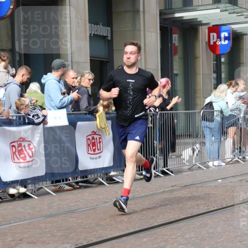 13.09.2026 - 21. swb-Marathon Bremen Strokosch-Dieckow http://msf.ph/oto/10284111 13.09.2026 10:35:22 Ziel 12289, 13558, 13583, 10261, 10262, 10994, 11068, 11176, 11345, 11512, 13505, 13514, 13540, 13560, 13590, 13619 meine-sportfotos.de