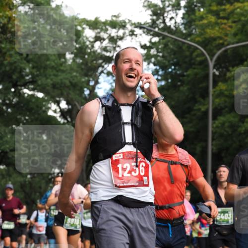 13.09.2026 - 21. swb-Marathon Bremen TobiasT http://msf.ph/oto/10284128 13.09.2026 12:07:56 Laufen 9819, 1236, 21, 26, 5403 meine-sportfotos.de