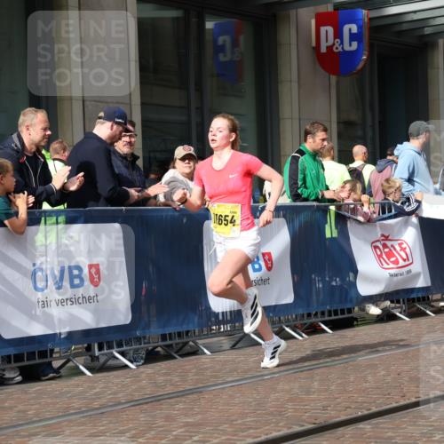 13.09.2026 - 21. swb-Marathon Bremen Strokosch-Dieckow http://msf.ph/oto/10284724 13.09.2026 10:37:04 Ziel 10502, 10961, 11619, 11854, 13608, 11654, 11738, 12520, 13568, 13606 meine-sportfotos.de