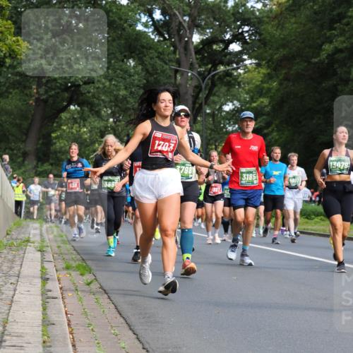 13.09.2026 - 21. swb-Marathon Bremen TobiasT http://msf.ph/oto/10284773 13.09.2026 12:10:24 Laufen 420, 389, 1703, 798, 1897, 3185, 4907, 13079 meine-sportfotos.de