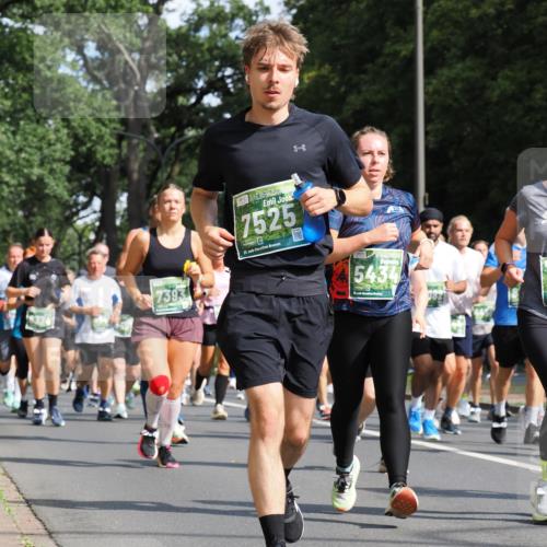 13.09.2026 - 21. swb-Marathon Bremen TobiasT http://msf.ph/oto/10284868 13.09.2026 12:10:34 Laufen 7393, 7525, 21, 5434, 2, 25 meine-sportfotos.de