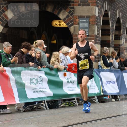 13.09.2026 - 21. swb-Marathon Bremen Strokosch-Dieckow http://msf.ph/oto/10284917 13.09.2026 10:33:36 Ziel 12459, 13530, 13541 meine-sportfotos.de