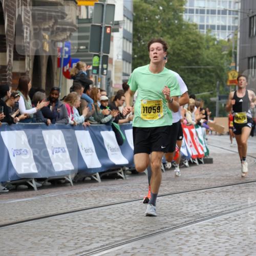 13.09.2026 - 21. swb-Marathon Bremen Strokosch-Dieckow http://msf.ph/oto/10284989 13.09.2026 10:33:41 Ziel 11652, 10797, 13541 meine-sportfotos.de