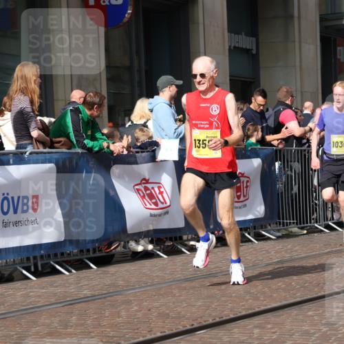 13.09.2026 - 21. swb-Marathon Bremen Strokosch-Dieckow http://msf.ph/oto/10285133 13.09.2026 10:38:06 Ziel 10441, 13507, 13553, 13636, 10302, 11083, 11142, 12538, 13535, 13551, 13559, 13584, 13587 meine-sportfotos.de