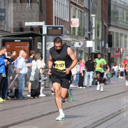 13.09.2026 - 21. swb-Marathon Bremen Strokosch-Dieckow http://msf.ph/oto/10285560 13.09.2026 10:38:59 Ziel 11227, 11454, 12003, 13556, 13641, 10782, 10926, 11127, 11338, 12370 meine-sportfotos.de
