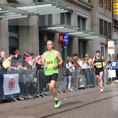 13.09.2026 - 21. swb-Marathon Bremen Strokosch-Dieckow http://msf.ph/oto/10286141 13.09.2026 10:40:24 Ziel 10520, 10575, 11903, 12477, 13563, 13566, 11373, 13616 meine-sportfotos.de